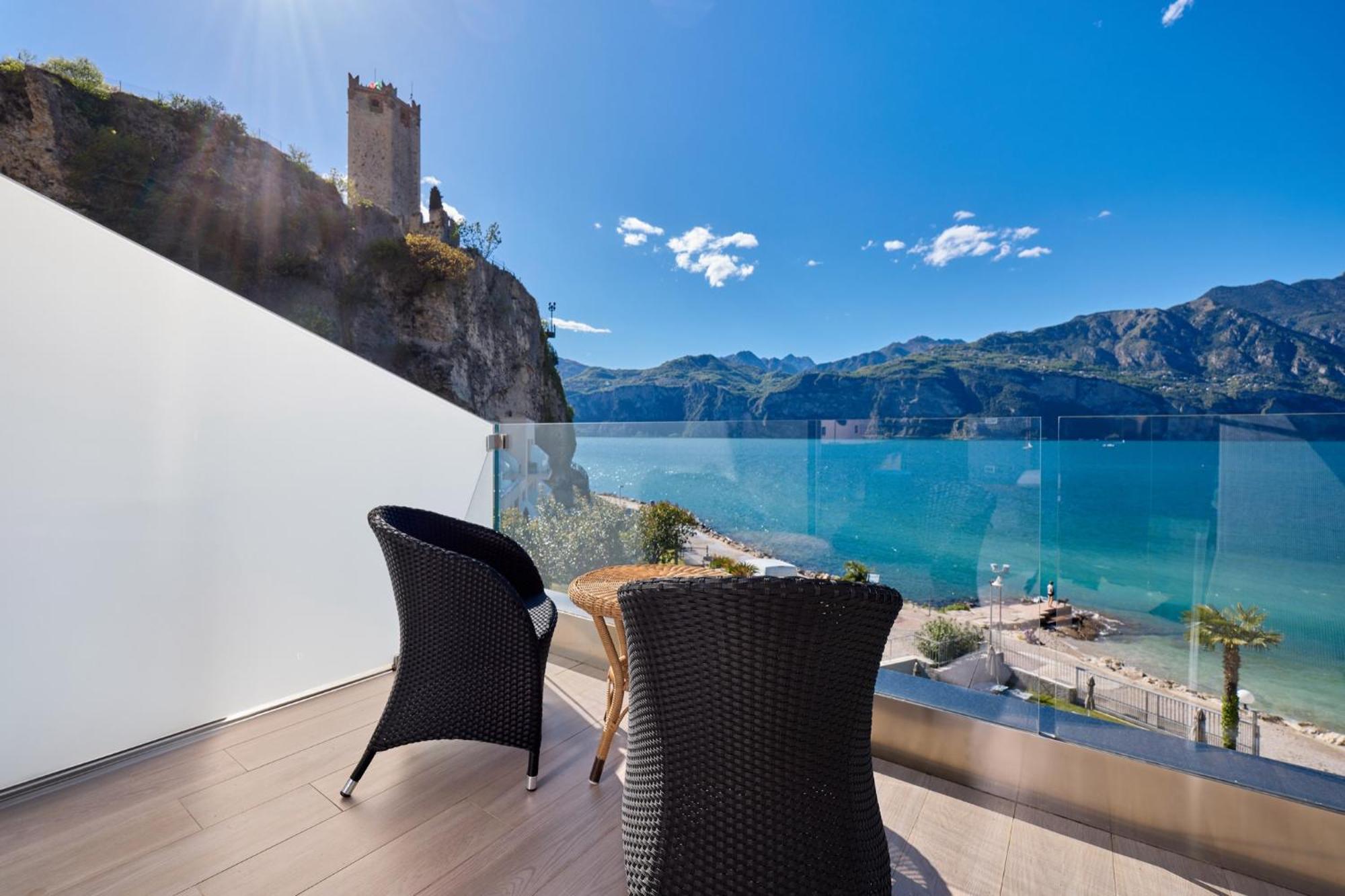 Hotel Castello Lake Front Мальчезіне Екстер'єр фото